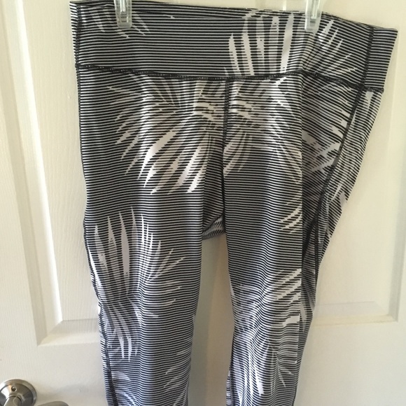 Old Navy Pants - Old Navy Active Mid Rise Capris